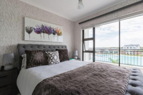 Pax's Luxury Romantic Penthouse on the Lagoon